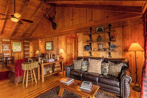 Baita, letti multipli, idromassaggio, vista montagna (1 Million Dollar View) | Area soggiorno | Caminetto