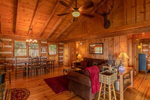 Baita, letti multipli, idromassaggio, vista montagna (1 Million Dollar View) | Area soggiorno | Caminetto