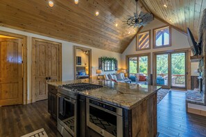 キャビン ベッド (複数台) パティオ マウンテンビュー (Black Bear Den at Eagles Nest) | 専用キッチン | コーヒー / ティーメーカー、トースター