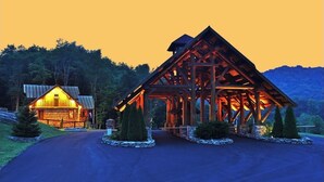 Eine Lodge mit Holzbauweise und einem beleuchteten Blockhaus.