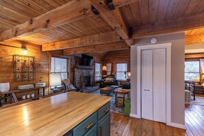 Cabin, Multiple Beds, Patio, Mountain View (Tweetsie Den) | Interior
