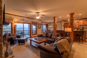 Apartment, Mehrere Betten, Terrasse, Bergblick (Caribou Crossing at The Lodges ) | Wohnbereich