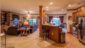 Apartment, Mehrere Betten, Terrasse, Bergblick (Caribou Crossing at The Lodges ) | Wohnbereich