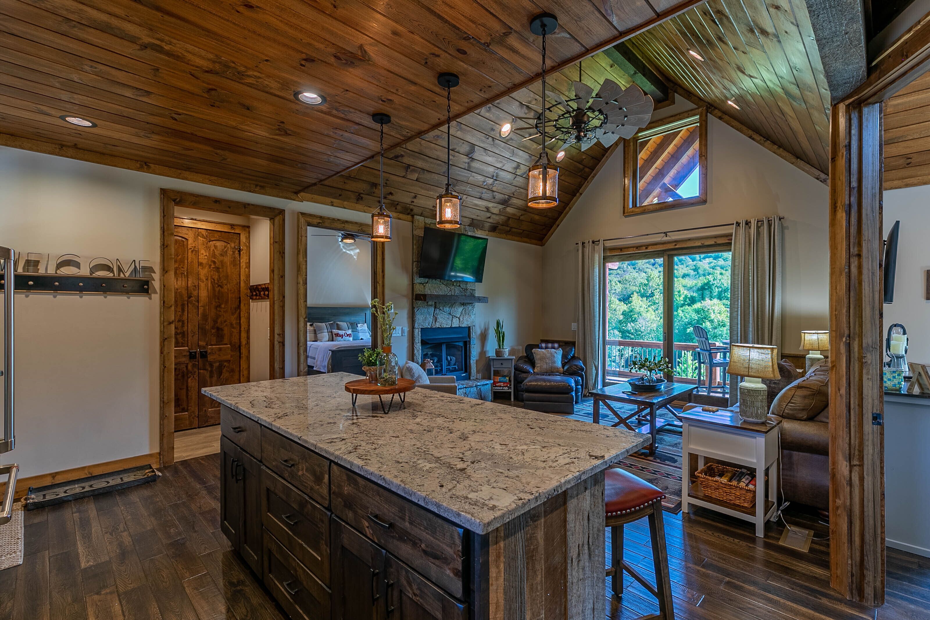 Kabin, Beberapa Tempat Tidur, hot tub, pemandangan gunung (Happy Camper at Eagles Nest) | Interior