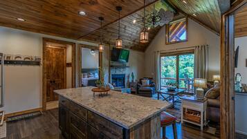 Kabin, Beberapa Tempat Tidur, hot tub, pemandangan gunung (Happy Camper at Eagles Nest) | Interior