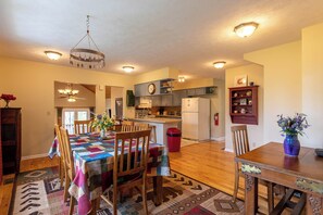 ハウス ベッド (複数台) パティオ マウンテンビュー (A Treetop Escape) | レストラン