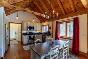 Casa, 2 camas Queen, varanda, vista para a montanha (White Oak Cabin) | Cozinha privada | Cafeteira/chaleira