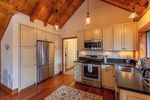 House, 2 Queen Beds, Patio, Mountain View (White Oak Cabin) | Private kitchen | Coffee/tea maker - White Oak Cabin (Vilas)