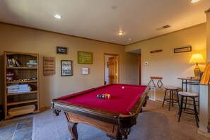 Cabana, várias camas, banheira de imersão, vista para a montanha (3 Peaks Lodge) | Sala de jogos