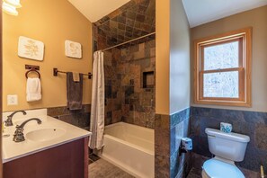 Cabin, Multiple Beds, Hot Tub, Mountain View (3 Peaks Lodge) | Bathroom - 3 Peaks Lodge (Vilas)