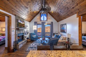 Stuga - flera sängar - uteplats - utsikt mot bergen (Eagles Escape at Eagles Nest) | Interiör