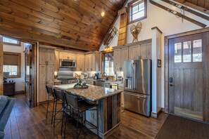 Stuga - flera sängar - uteplats - utsikt mot bergen (Eagles Escape at Eagles Nest) | Eget kök | Kaffe- och tebryggare