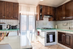 雪櫃、微波爐、焗爐、爐具