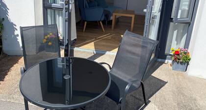 Compact, cosy, contained, self catering getaway in coastal village of Rosses Pt