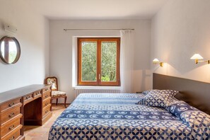 4 bedrooms, iron/ironing board, free WiFi, bed sheets