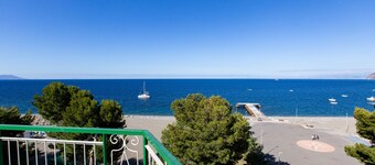 Apartment 'Seaview 2' with Sea View, Wi-Fi and Air Conditioning