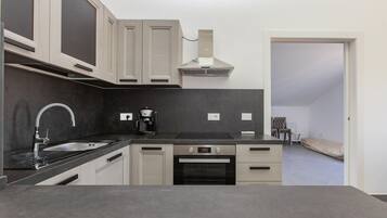 Frigorifero, forno, piano cottura, lavastoviglie