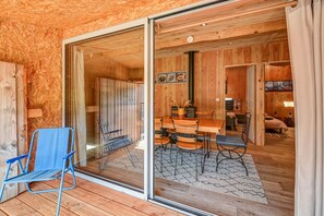 Outdoor dining - Holiday Home 'Le Pic Du Midi' with Mountain View, Shared Terrace and Wi-Fi (Roquefeuil)