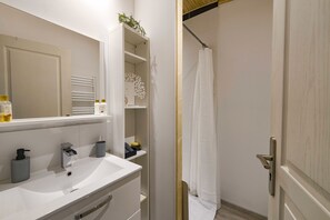 Regadera, secadora de cabello, toallas 