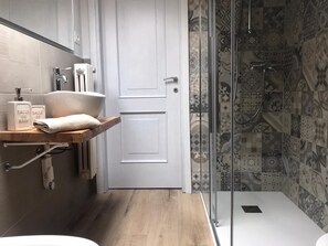シャワー、ヘアドライヤー、ビデ、タオル
