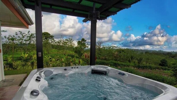 Ein Whirlpool mit Blick auf eine üppige Landschaft.