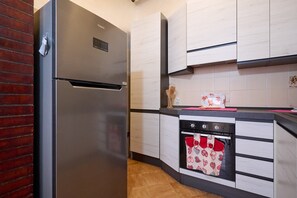 Fridge, microwave, oven, stovetop - Apartment 'Casabaffo' with Balcony and Wi-Fi (Piombino)