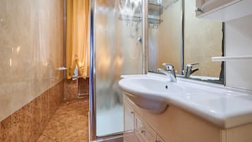 Dusch, hårtork och handdukar