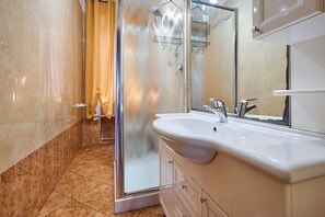 Shower, hair dryer, towels - Apartment 'Casabaffo' with Balcony and Wi-Fi (Piombino)