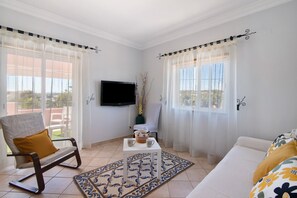 TV, mesa de pingue-pongue