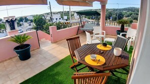 Outdoor dining - Villa 'J R Dream House' with Private Pool, Wi-Fi and Air Conditioning (Quarteira)