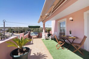 Outdoor dining - Apartment 'J R Dream house' with Terrace, Garden and Shared Pool (Quarteira)