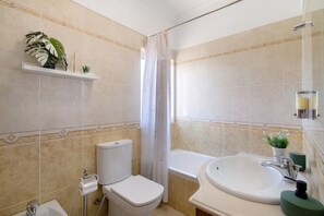 Shower, hair dryer, towels - Villa 'J R Dream House' with Private Pool, Wi-Fi and Air Conditioning (Quarteira)