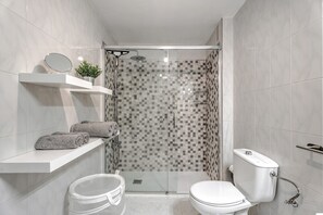 Dusche, Haartrockner, Handtücher