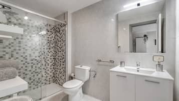 Regadera, secadora de cabello, toallas