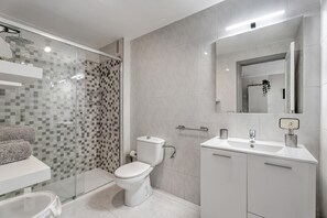 Dusche, Haartrockner, Handtücher