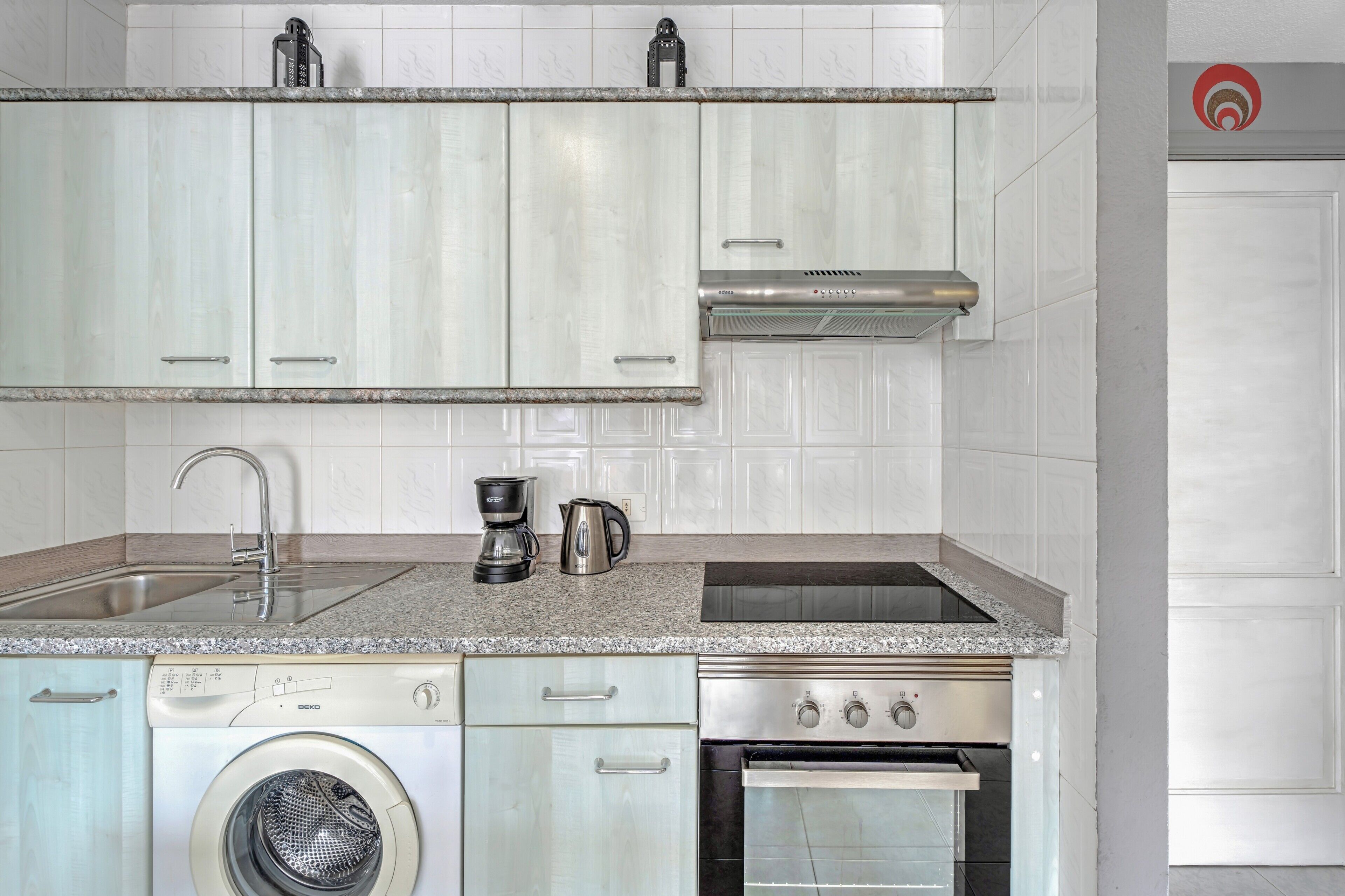 Jääkaappi, mikroaaltouuni, uuni, liesi