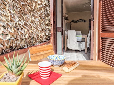 Outdoor dining. Apartment 'Bilocale Scirocco De Luxe' with Private Terrace and Air Conditioning