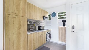 Kaffetrakter/tekoker, kjøleskap, mikrobølgeovn og ovn