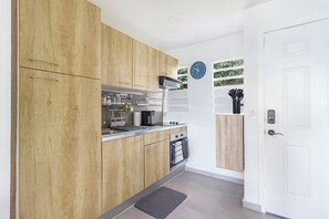 Réfrigérateur, four à micro-ondes, un four, surface de cuisson