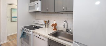Summer Deals! Couples Getaway! Beach, Pool, Tennis, AC. Video Tour!