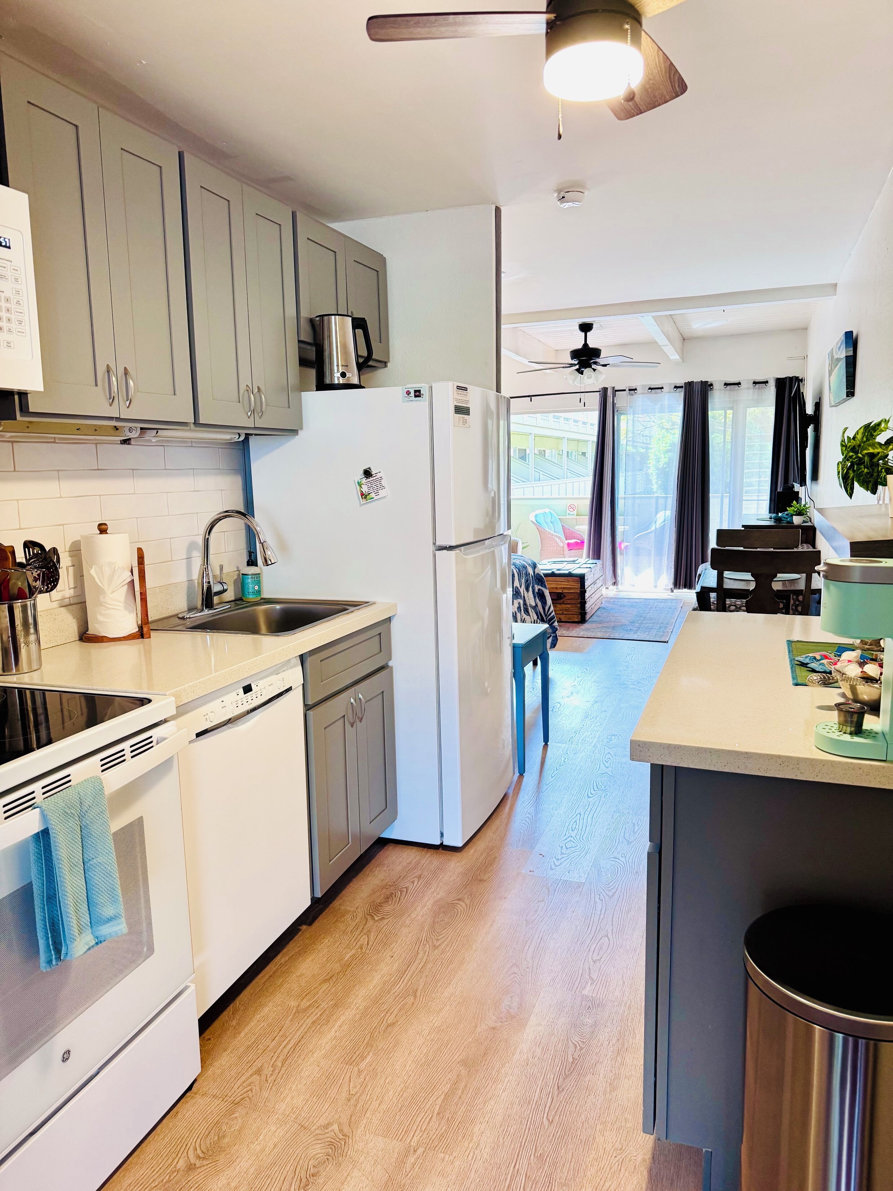 Een koelkast, een magnetron, een oven, een kookplaat