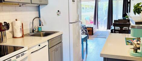 Refrigerador, microondas, horno, placa de cocina