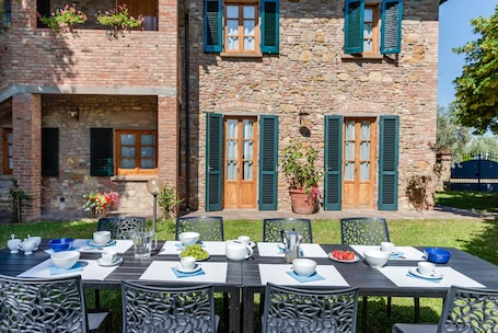 Outdoor dining. Country House 'La Pineta Farm House' with Private Pool and Wi-Fi