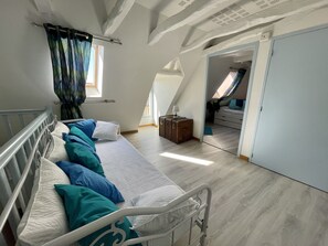 3 slaapkamers, een strijkplank/strijkijzer, gratis wifi, beddengoed