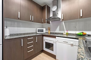 Fridge, microwave, oven, stovetop - Apartment 'Ca La Mercè' with Private Terrace, Wi-Fi and Air Conditioning (Camarles)