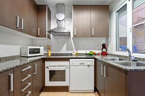 Réfrigérateur, four à micro-ondes, un four, surface de cuisson