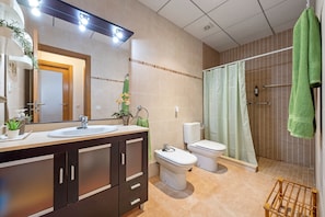 Suihku, hiustenkuivaaja, pyyhkeet