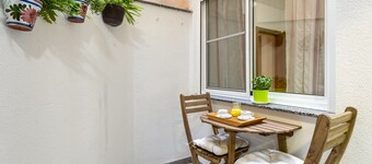 Apartment 'Ca La Mercè' with Private Terrace, Wi-Fi and Air Conditioning