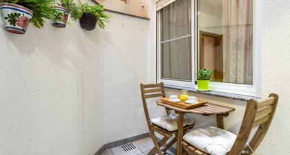 Apartment 'Ca La Mercè' with Private Terrace, Wi-Fi and Air Conditioning