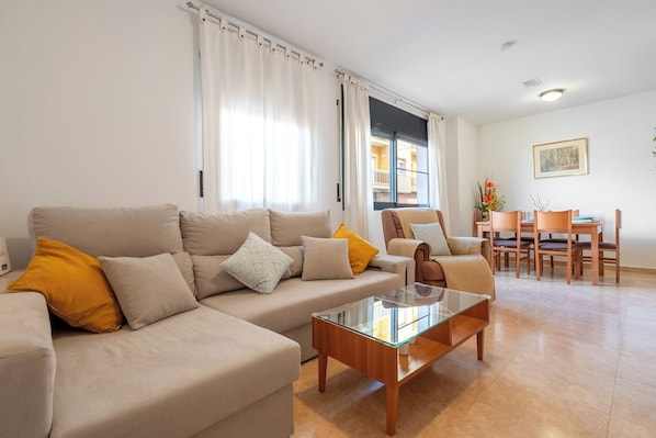 TV - Apartment 'Ca La Mercè' with Private Terrace, Wi-Fi and Air Conditioning (Camarles)